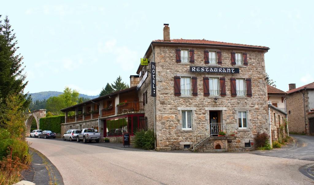 Hotel Au Pont de Raffiny Saint-Anthème Exterior foto