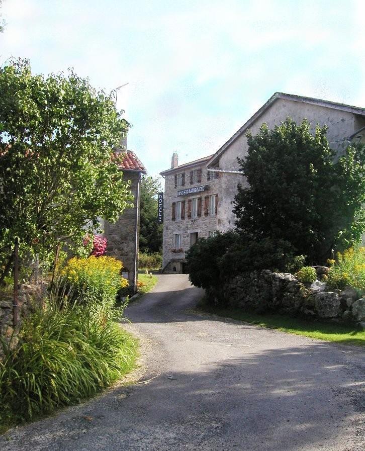 Hotel Au Pont de Raffiny Saint-Anthème Exterior foto