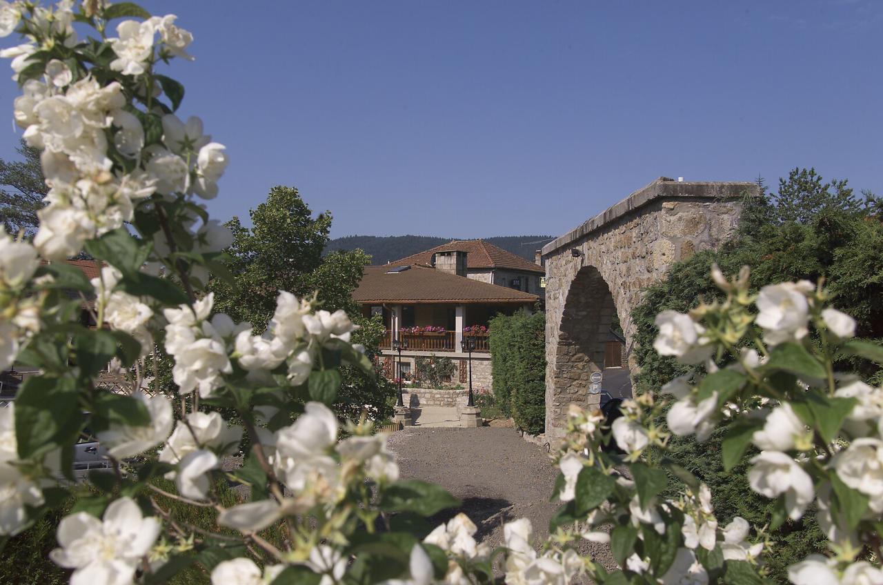 Hotel Au Pont de Raffiny Saint-Anthème Exterior foto